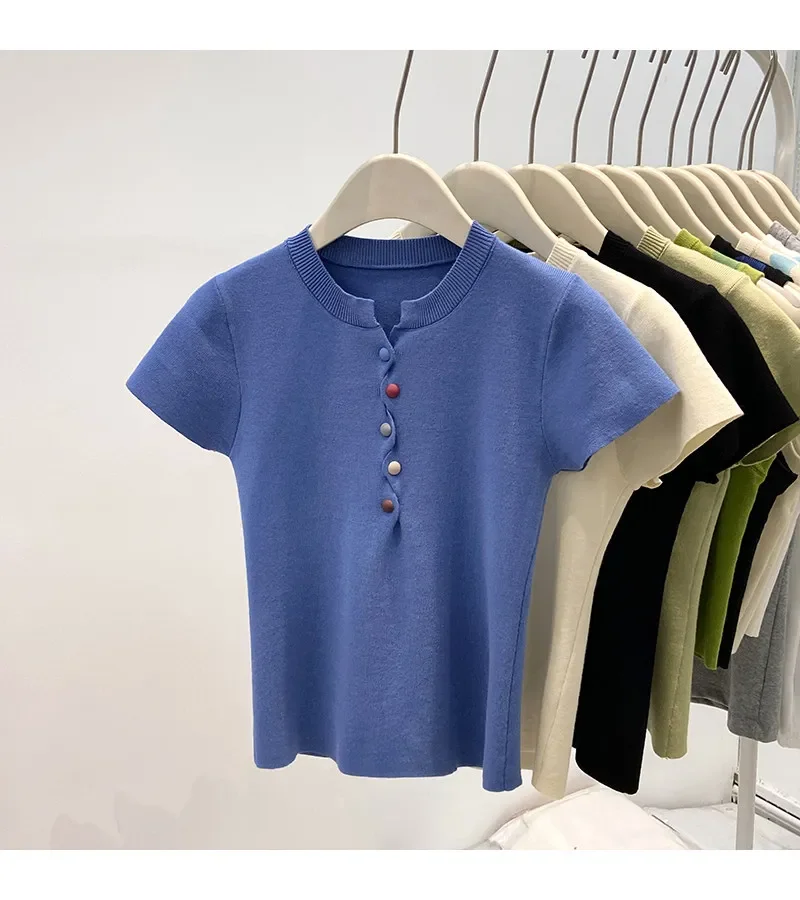 Trendiges, figurbetontes, kleinblaues Strick-Top, Sommer 2026, Dopamin-farbige Knöpfe, schmales Kurzarm-T-Shirt für Damen – Detail 2