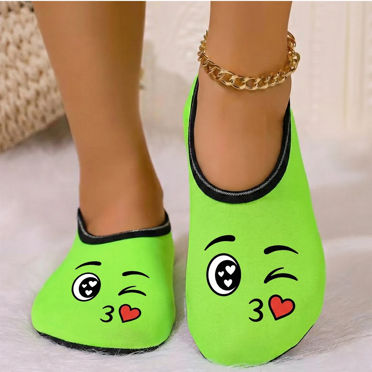 شبشب نسائي لطيف مطبوع عليه قبلة من جلد الغزال يسمح بمرور الهواء ومرونة عالية للاستخدام الداخلي وغير قابل للانزلاق