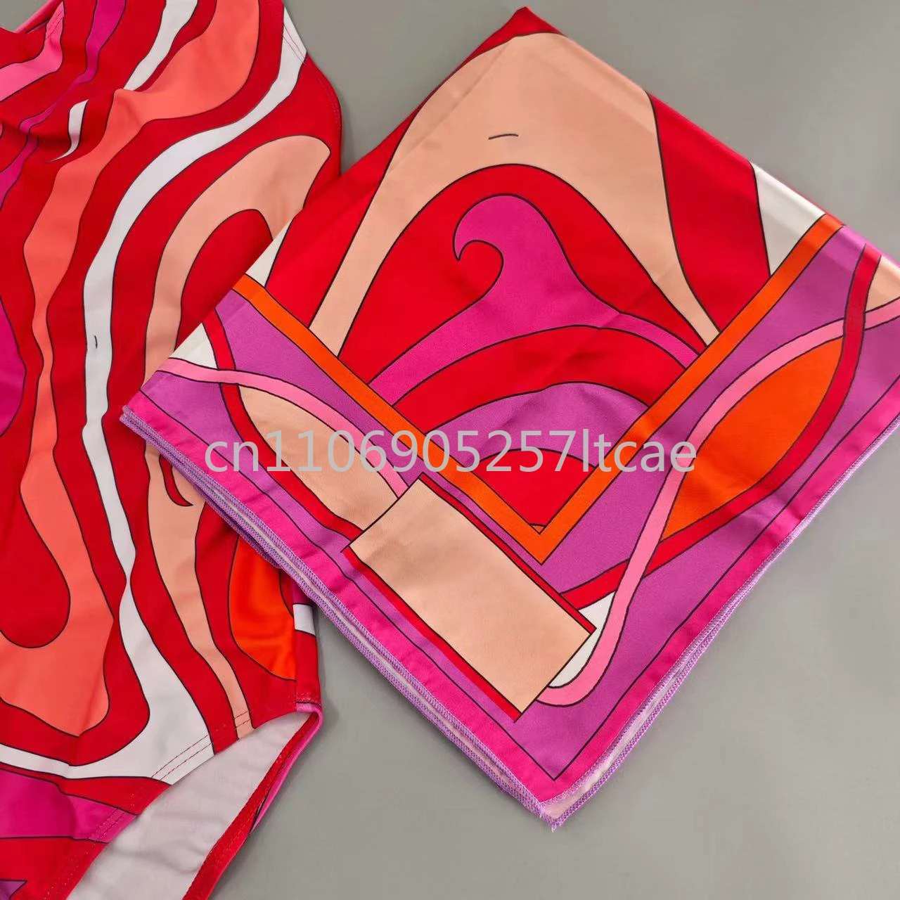 Klasyczny Design Czerwony Jednoczęściowy Strój Kąpielowy z Odkrytym Ramieniem, Logo z Literami, Apaszka, Markowa Odzież Kąpielowa, Damska Opaska na Głowę, Odzież Plażowa