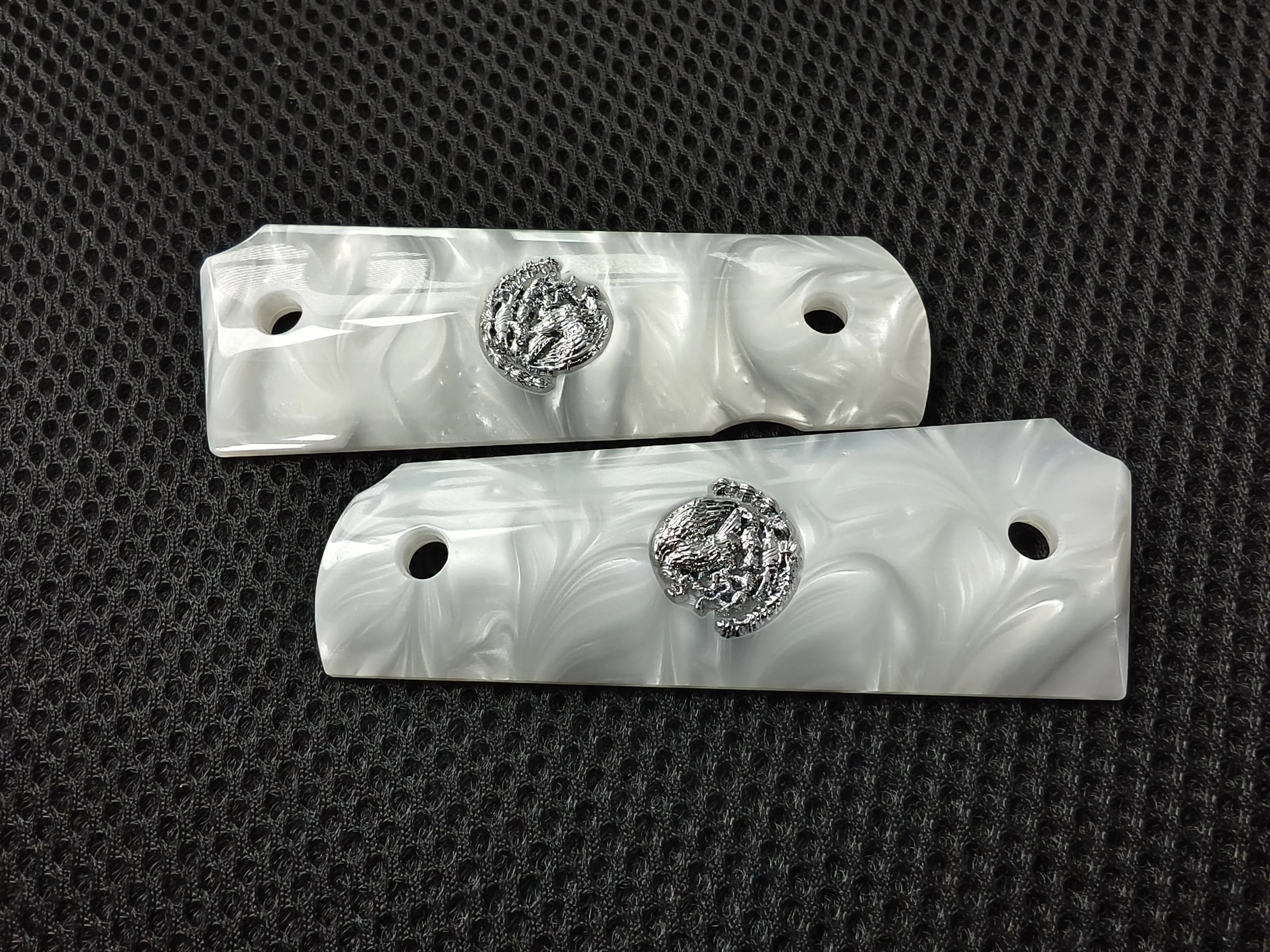 Empuñaduras 1911 de tamaño completo, color blanco perla, diseño de águila mexicana plateada, compatibles con Colt, Kimber, Springfield, Remington, Rock Island, Government Commander