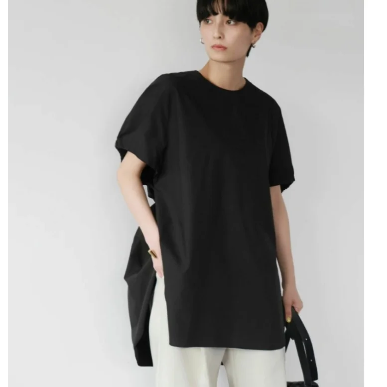 قميص نسائي فضفاض بأكمام قصيرة وقلنسوة من القطن الخالص بلون واحد وحجم كبير، مريح وعصري للصيف ومناسب للمشي في المدينة