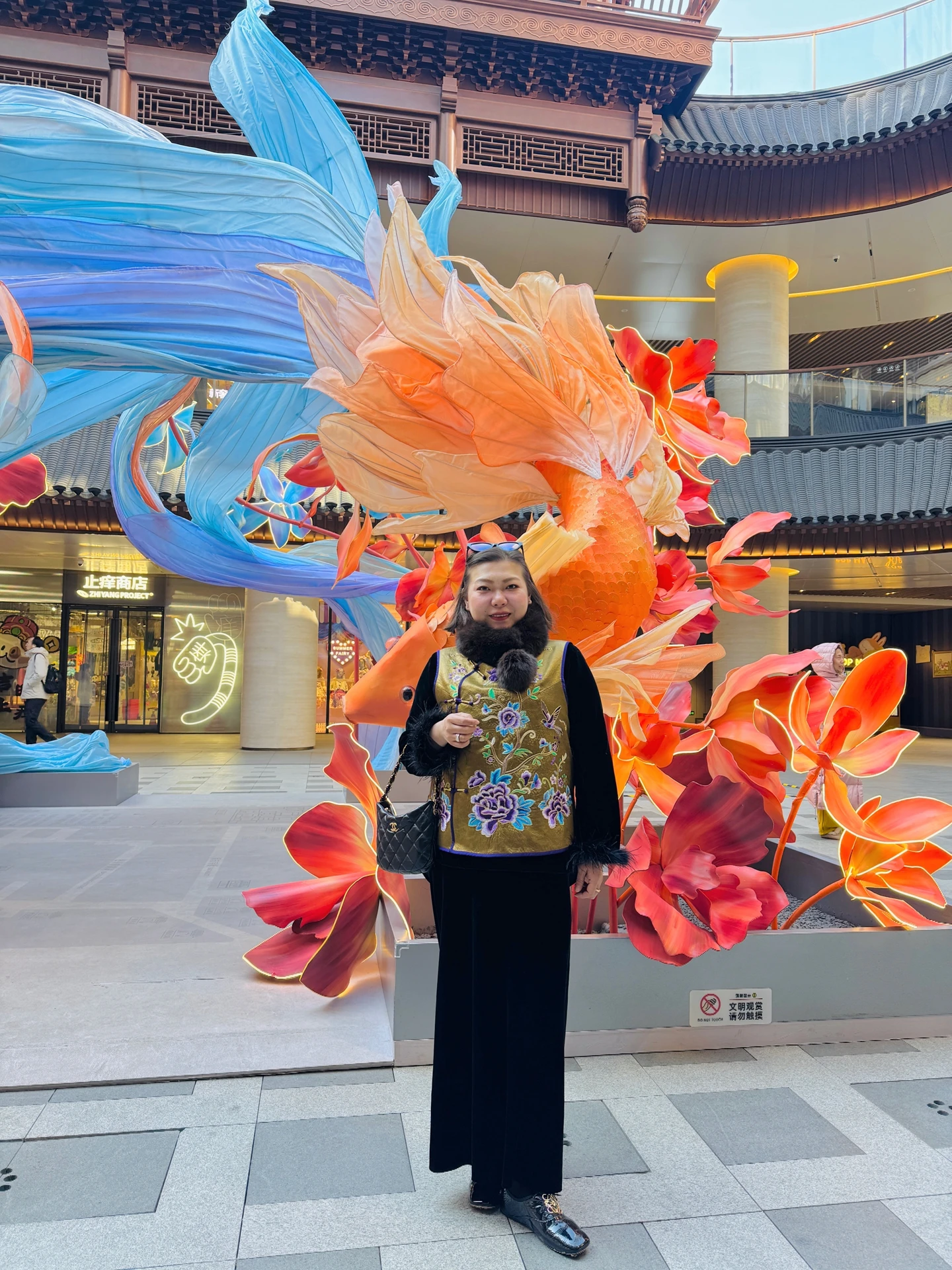 

Новая китайская женская жилетка большого размера с цветочной вышивкой Rose Sister's, золотой вышивкой в виде вороны и воротником-стойкой, модель 50834C