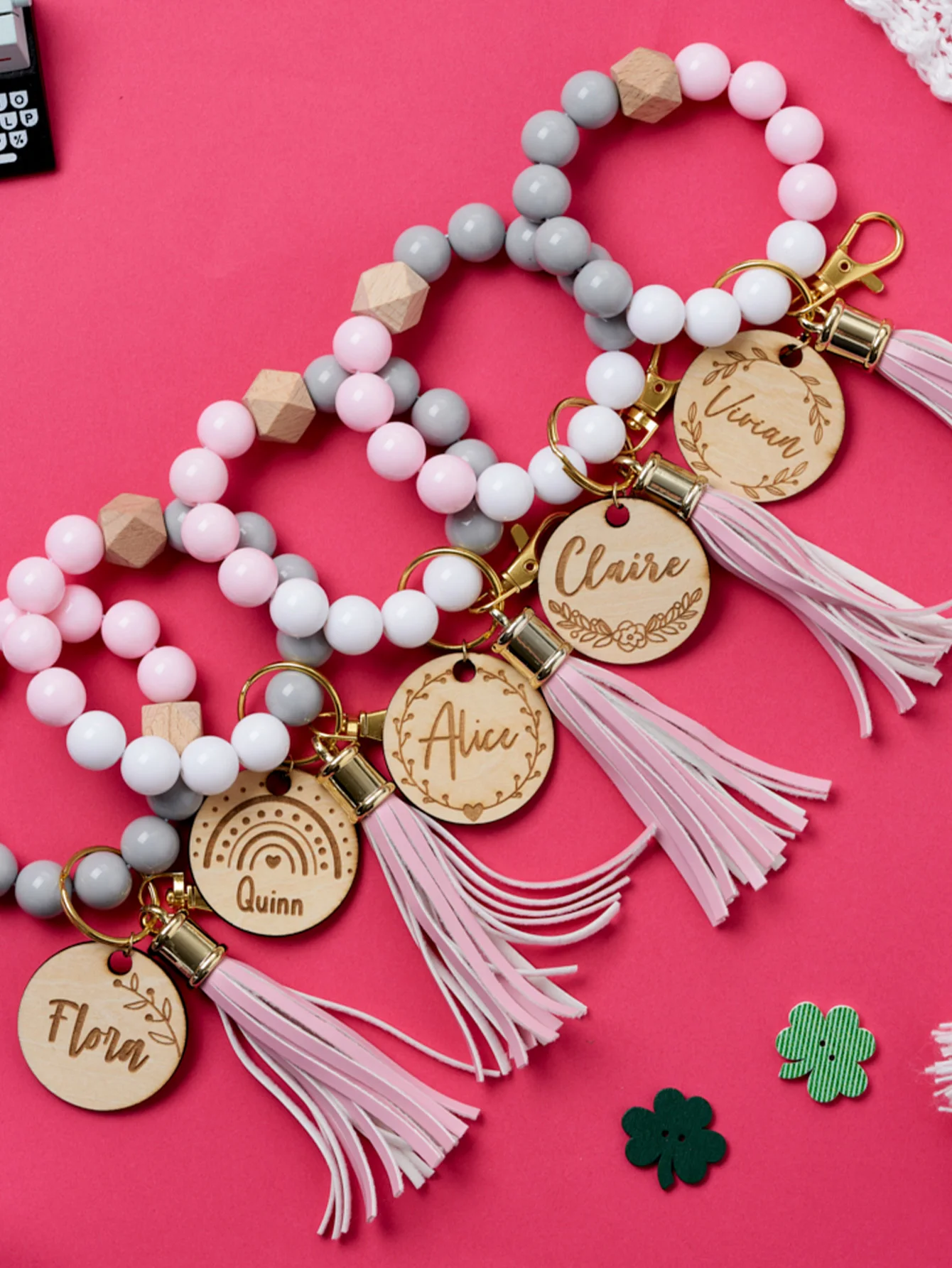 قطعة واحدة من سوار مخصص - خرز PMMA مخصص مع الاسم، شرابة DIY وسحر الطبيعة الخشبية، ألوان مريحة، هدايا لها وD