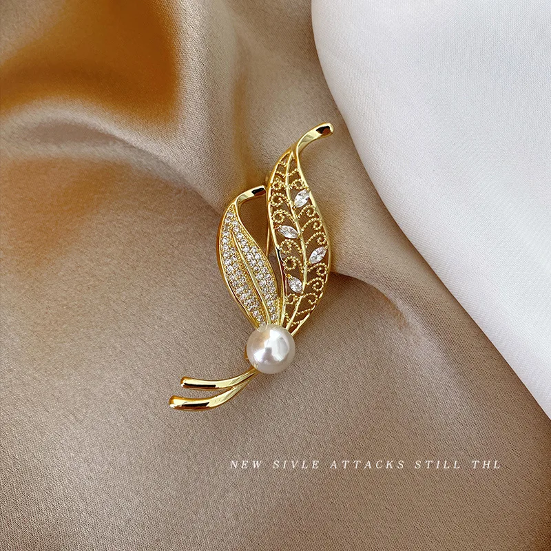 

2PC set leaf brooch upscale women's suit pearl flash crystal brooch fixed clothes Internet celebrity ins trendy personality pin