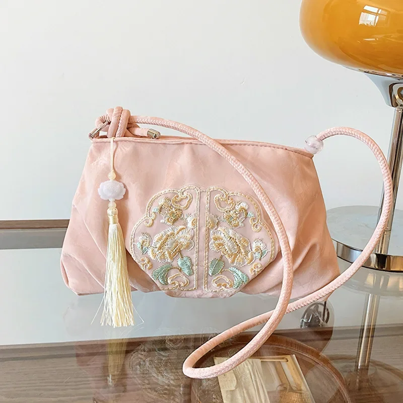 

Embroidery parcel Versatile commuter shoulder messenger bag