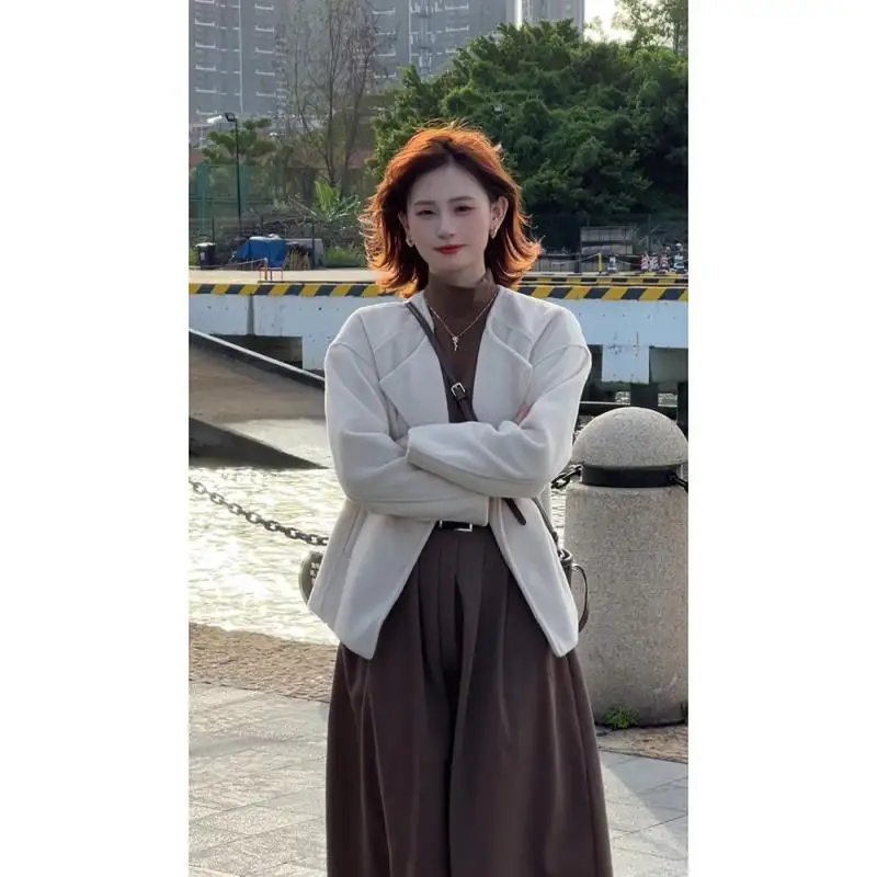 ชุดแฟชั่นฤดูหนาวสไตล์เกาหลีสำหรับผู้หญิง เสื้อและกระโปรง ชุดเซ็ตเสื้อยืดและกระโปรง  เสื้อคลุมกันลม  ชุดกระโปรงและเสื้อยืด...