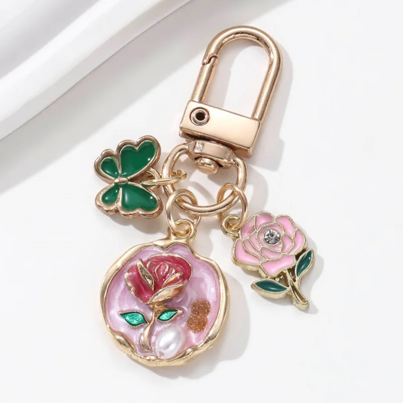 Hübscher Blumen-Perlen-Schmetterlings-Emaille-Schlüsselanhänger im Cartoon-Barock-Stil, Pflanzen-Schlüsselanhänger für Frauen und Mädchen, handgefertigtes Geschenk, DIY-Schmuck