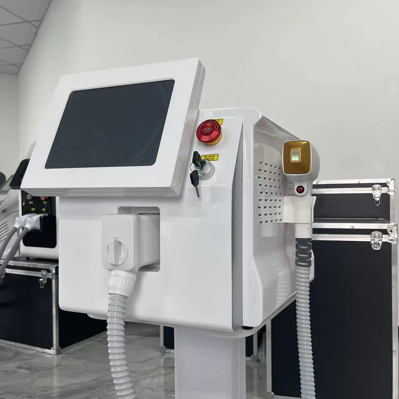 Prezzo di fabbrica professionale 808nm laser a diodi Laser 2000w 755 808 1064nm macchina permanente indolore per la depilazione per le donne