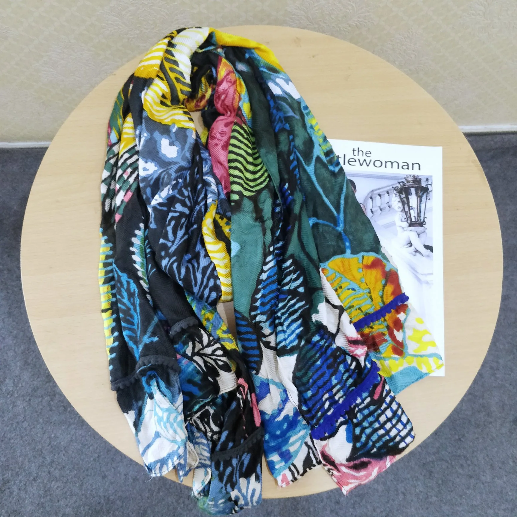 التجارة الخارجية الطلب الأصلي: منتج إسباني جديد: زخرفة عصرية مطبوعة مطرزة محبوكة، وشاح نسائي على الشاطئ