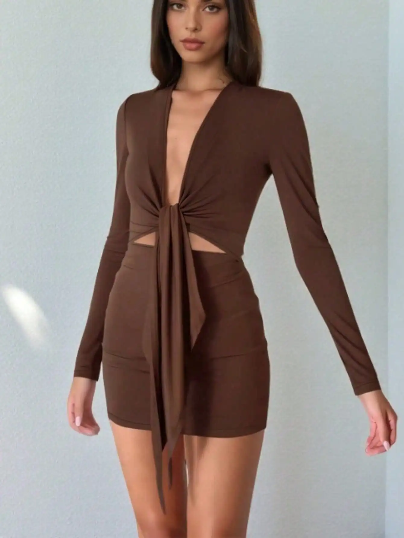 เดรสทรงเข้ารูปสั้นแบบมินิ - คอวีลึก แขนเว้า ดีไซน์กระชับสัดส่วน