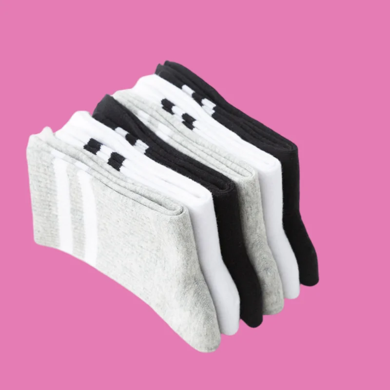 2/5 Paar neue Sommer Baumwolle Ins Trend Frühling und Herbst Stil schwarz und weiß lange Socken Sports ocken Damen Mid-Tube Socken