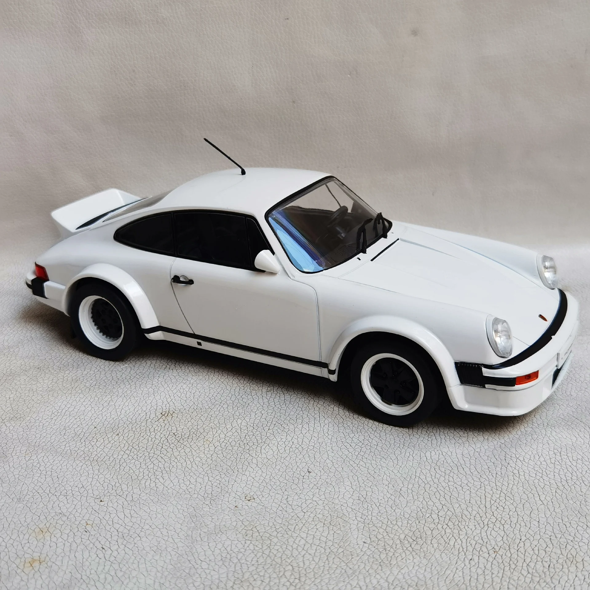 Druckguss IXO, Maßstab 1:18, PORSCHE 911 SC, Legierung, Automodell, Sammlerstück, Spielzeug, Geschenk, Souvenir, Display-Ornament