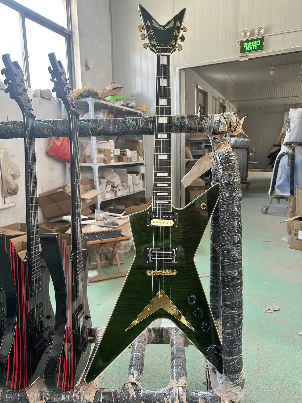 

Dawnking Dean Dimebag Darrell Electric Guitar High end customized electric guitar, including mail. Spot supply Dawnking Dean Di