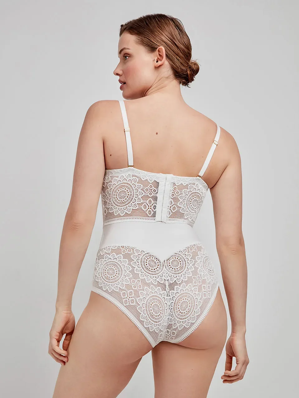 جيزيلا - بدلة دانتيل قابلة للفصل من النوع الكروشيه في أكواب B وC