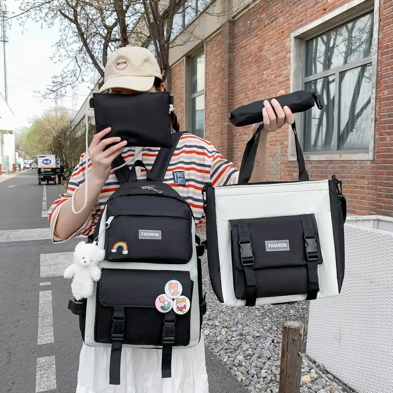 Conjunto de quatro peças de mochila de estudante para mulheres na versão coreana casual lona campus do ensino médio com grande capacidade