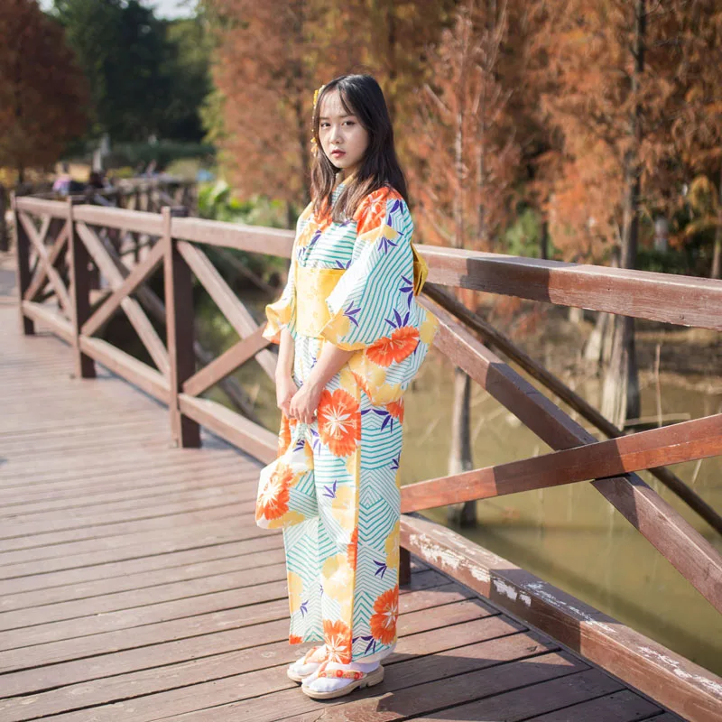 Jubah Kimono Tradisional Jepang Yukata Wanita Gaun Fotografi Kostum Cosplay Pakaian Vintage Motif Bunga Warna Kuning