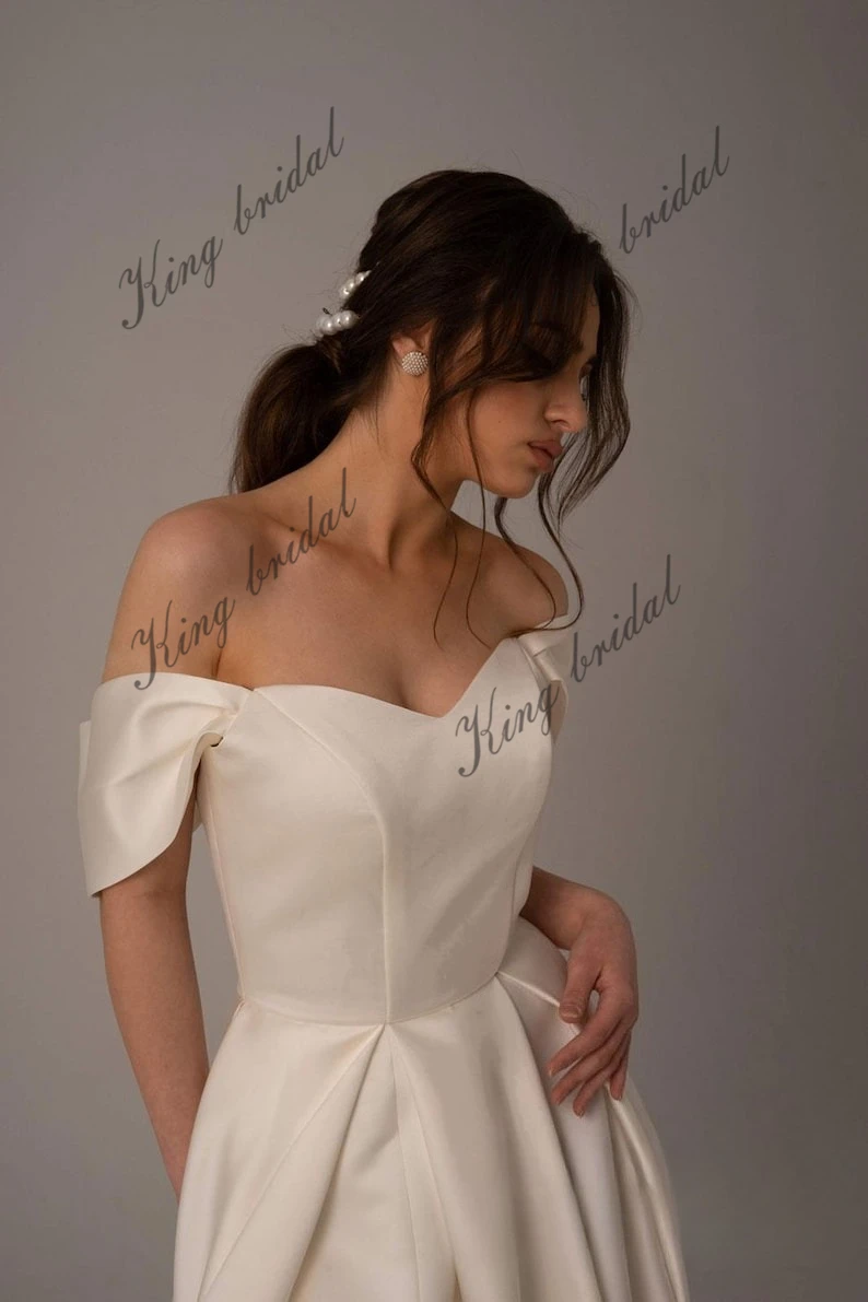 فساتين زفاف مشد برباط من الساتان العاجي بسيطة متواضعة بدون أكتاف بيضاء مع فتحة عالية فستان زفاف حديث على شكل حرف A