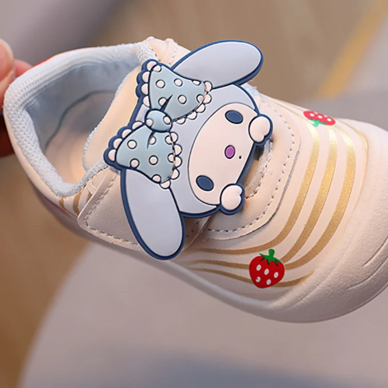 Sanrio dziecięce buty na co dzień śliczne Kuromi dziewczynek miękkie podeszwy antypoślizgowe buciki dziecięce buty outdoorowe buty dla 0-3 lat