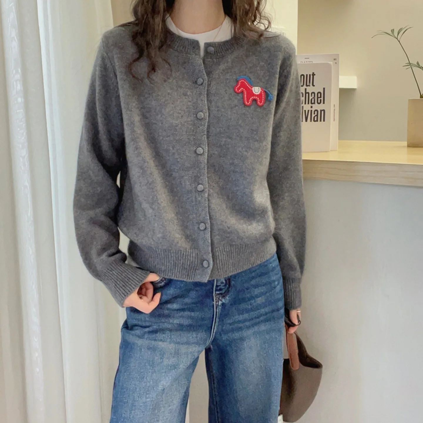

Повседневный свободный вязаный кардиган с круглым вырезом на пуговицах, с забавной вышивкой, мягкий, утолщенный, с длинными рукавами, осенне-зимний стиль