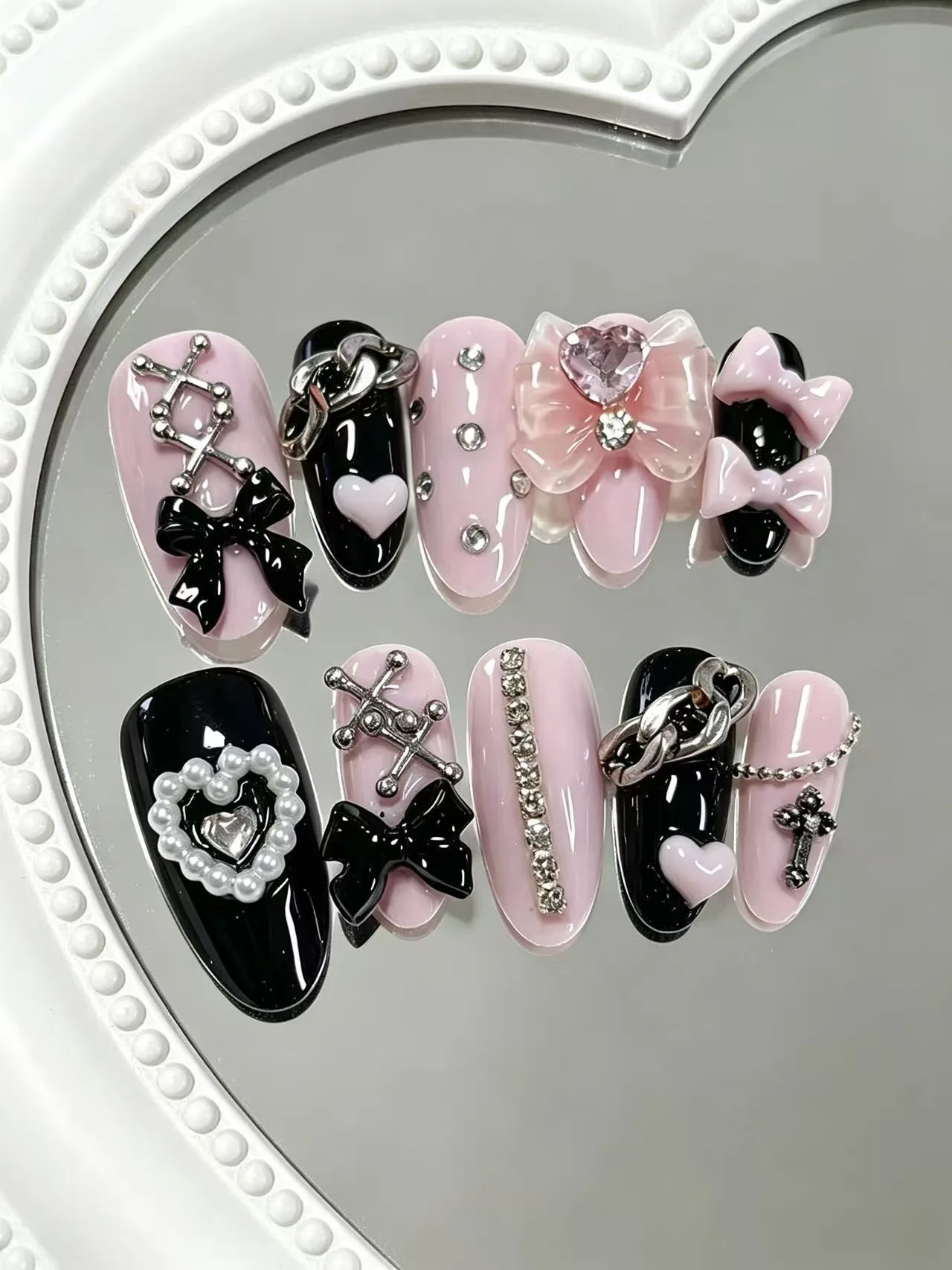 10-teiliges Set schwarze und pinke, süße, coole Press-On-Nägel mit Schleifen- und Herz-Strass, glatte, mandelförmige Nägel, die die Fingerlinien weichmachen und verlängern, verbessern breite, kurze