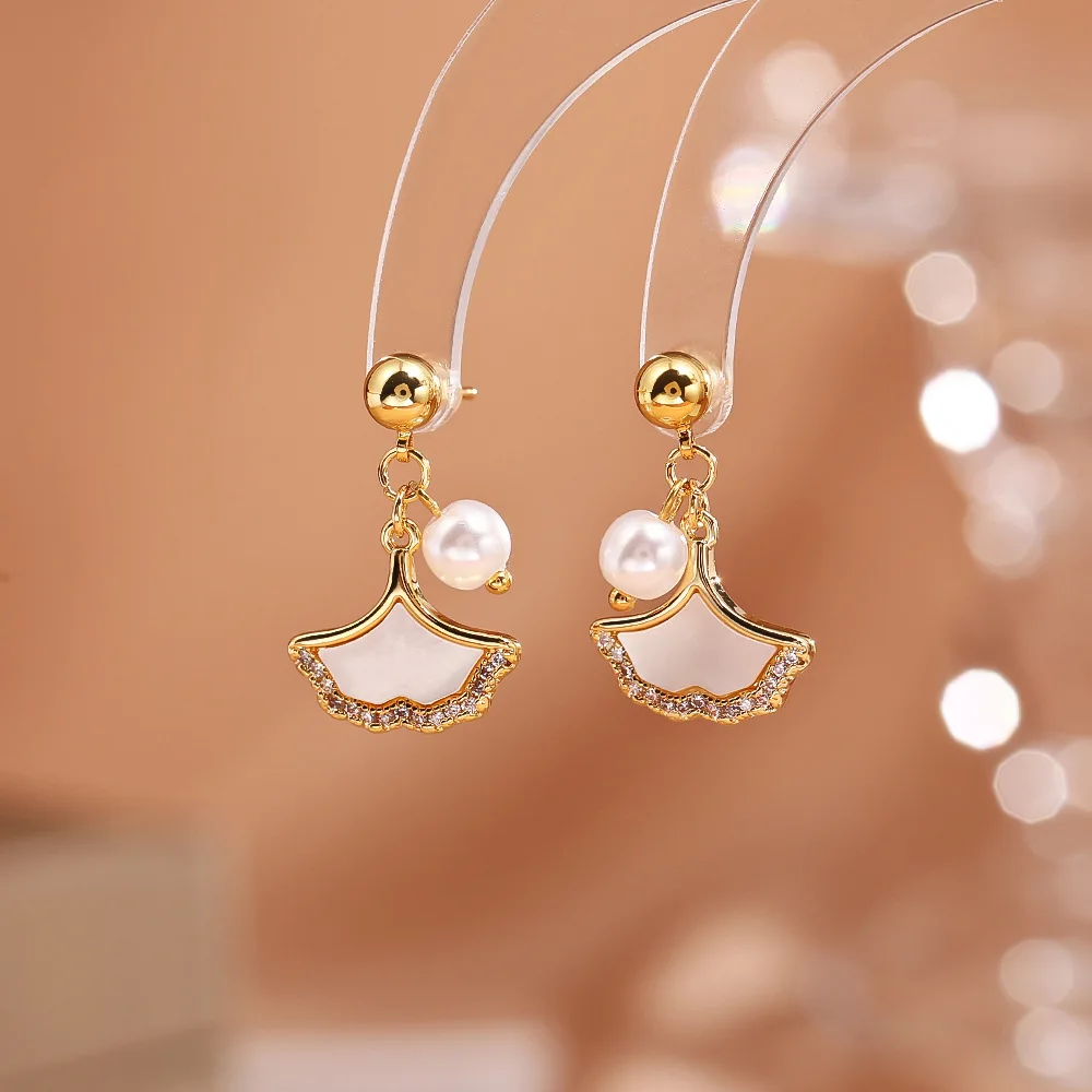 

High-end Ginkgo leaf mother-of-pearl earrings, versatile micro-paved zircon pearl earrings, fashionable and elegant earrings