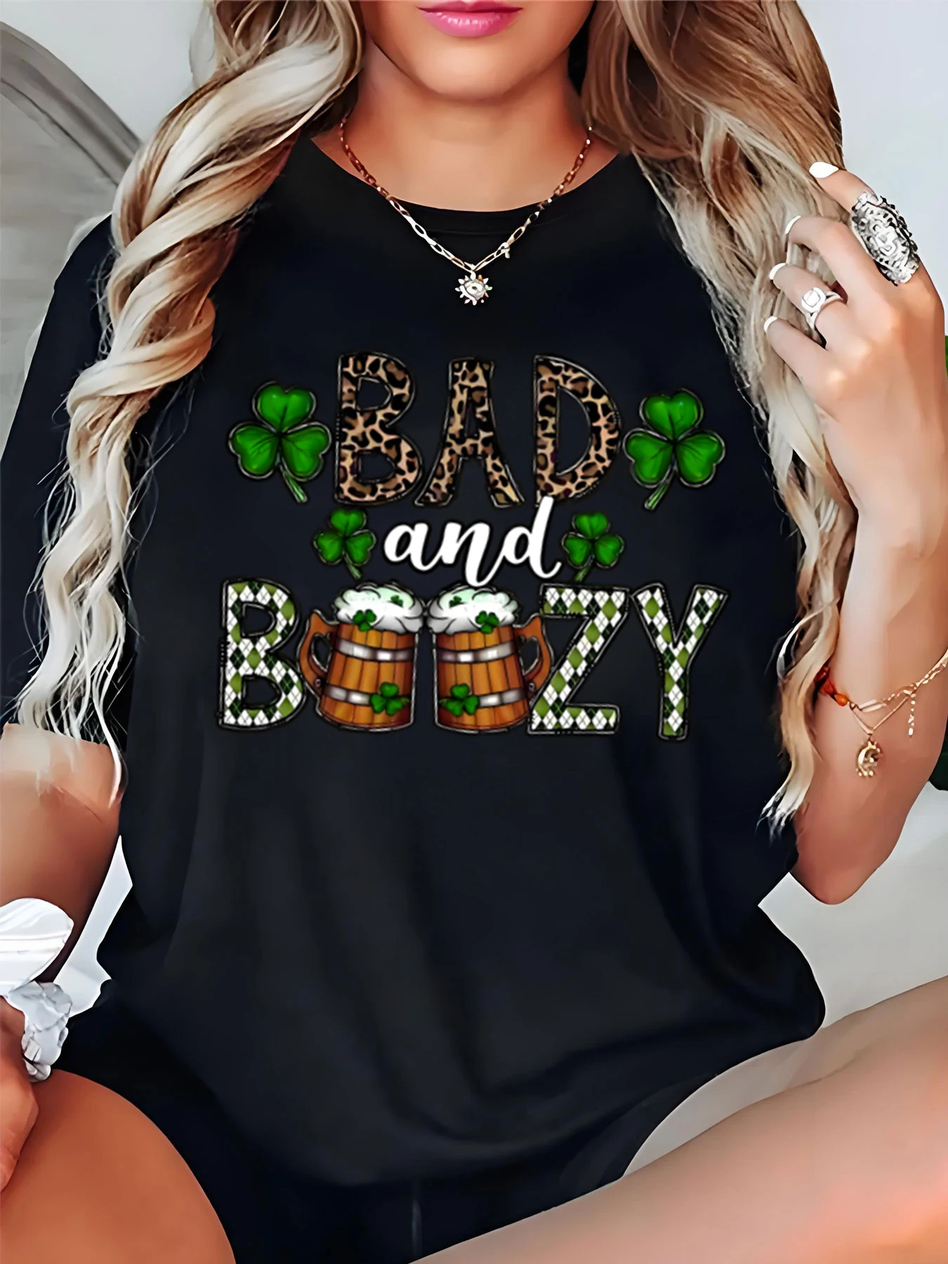 Damska koszulka na Dzień Świętego Patryka z nadrukiem w panterkę, z motywem kufla piwa, idealna na imprezę, casualowa bluzka.