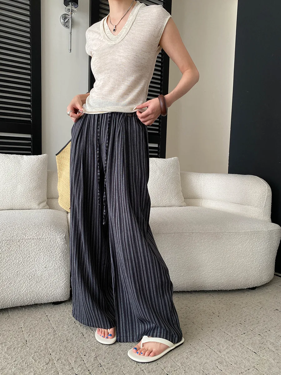 Sommerliche gestreifte, locker sitzende Freizeithose mit hoher Taille für Damen – Detail 9