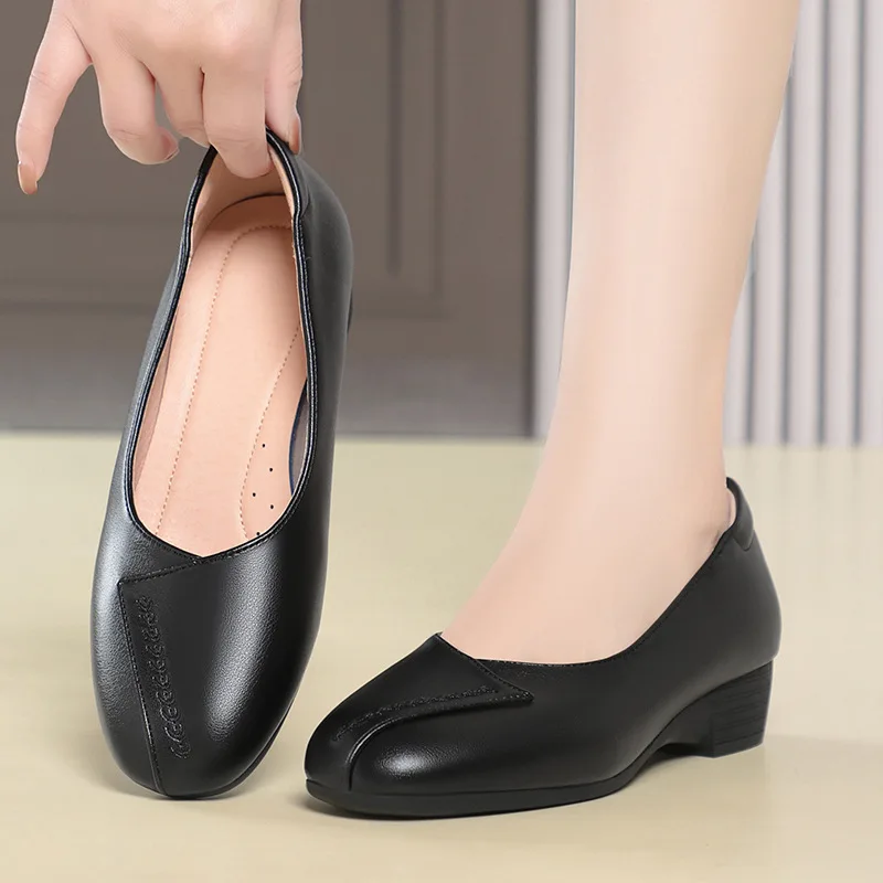 

Женские туфли на танкетке 3 см: дышащие, удобные, из мягкой кожи, на плоской платформе, весна 2026. Идеально для офиса и повседневной носки.