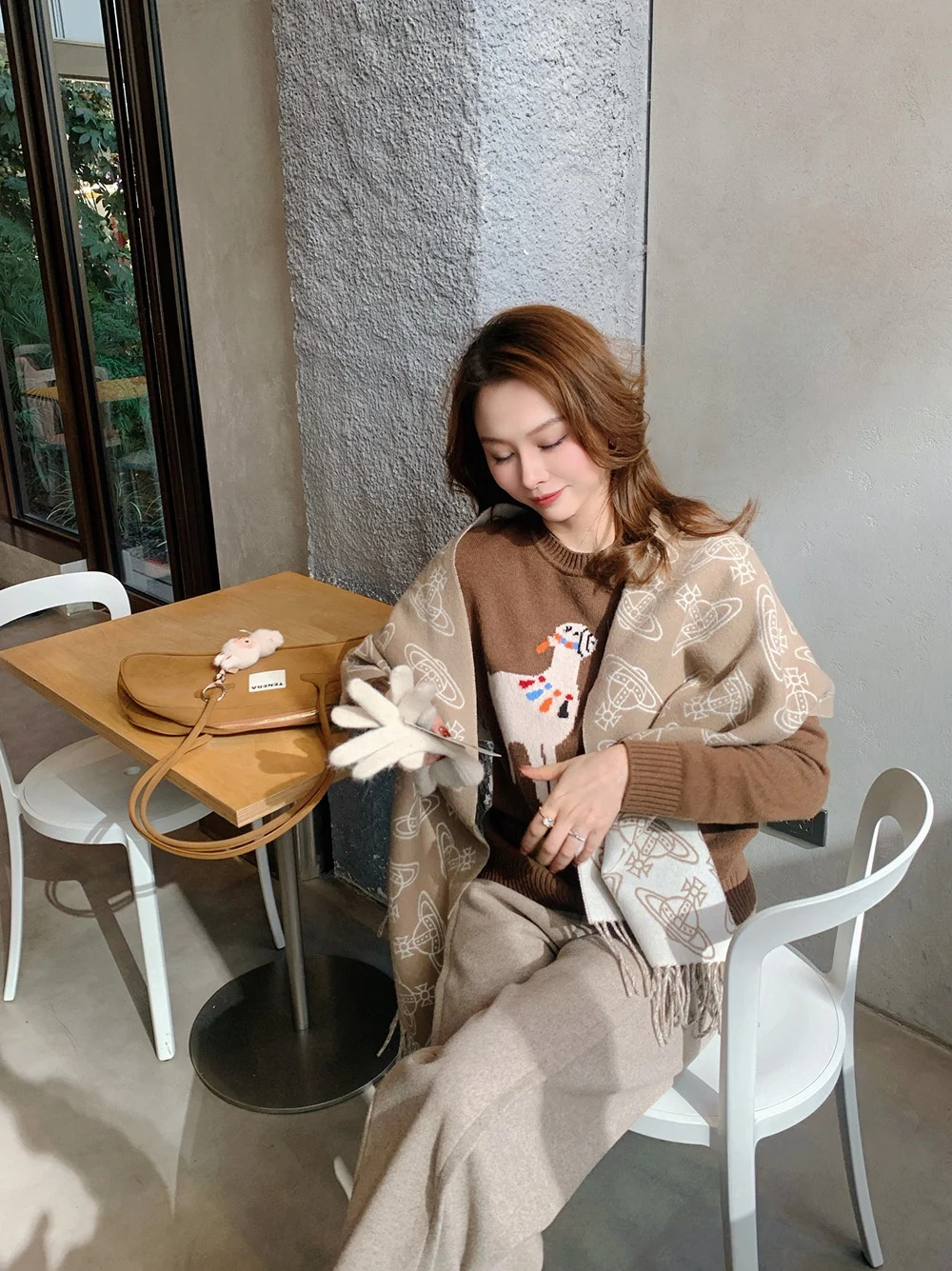 

Вязаный свитер ForeverKid Retro Camel Girl из 100% шерсти с круглым вырезом, длинными рукавами, стандартного кроя, эксклюзивно онлайн