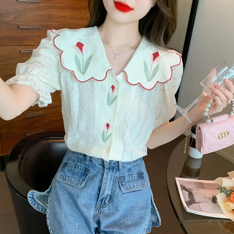 여름 새로운 프랑스 빈티지 수 놓은 아기 칼라 셔츠 여성 한국 스타일 느슨한 유행 매칭 탑