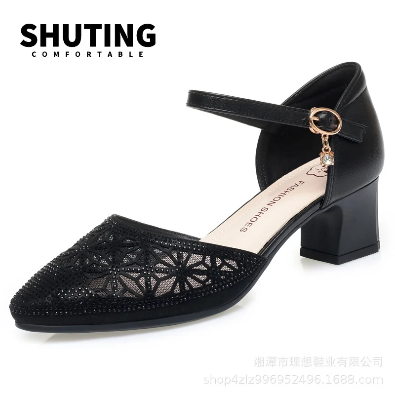 صنادل نسائية عصرية قابلة للتنفس بمقدمة مدببة من حجر الراين لصيف 2024 صنادل بكعب متوسط من الجلد الناعم للأم