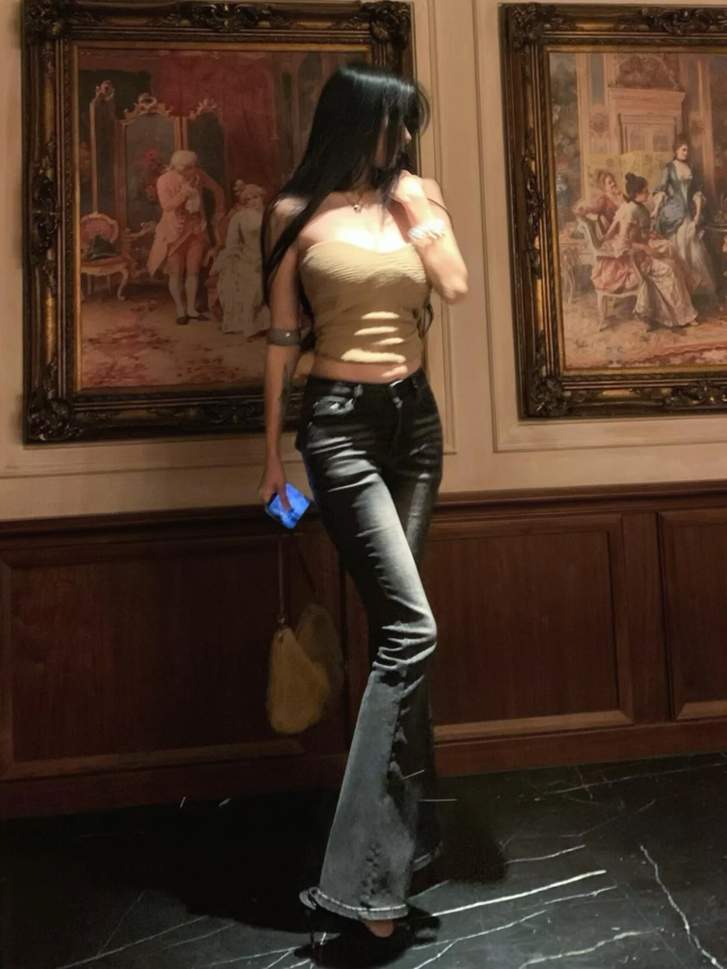 

Джинсы-клеш для женщин из хлопкового стрейч-денима с низкой посадкой, моделирующие фигуру, с эффектом сияния, в стиле миллениал.