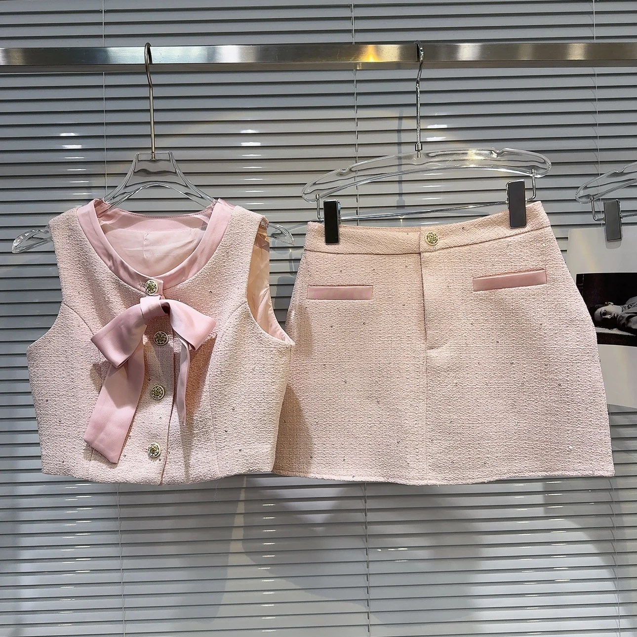 

Летний комплект 2026: Новинка! Женский твидовый жилет и юбка с завязками, в стиле «Маленький аромат», с завышенной талией, класса люкс