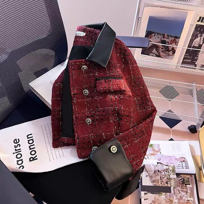 Casaco de Couro Vermelho com Patchwork para Mulheres, Moda Primavera 2025, Novo, Ajuste Solto, Botão Clássico, Design em Cores Blo