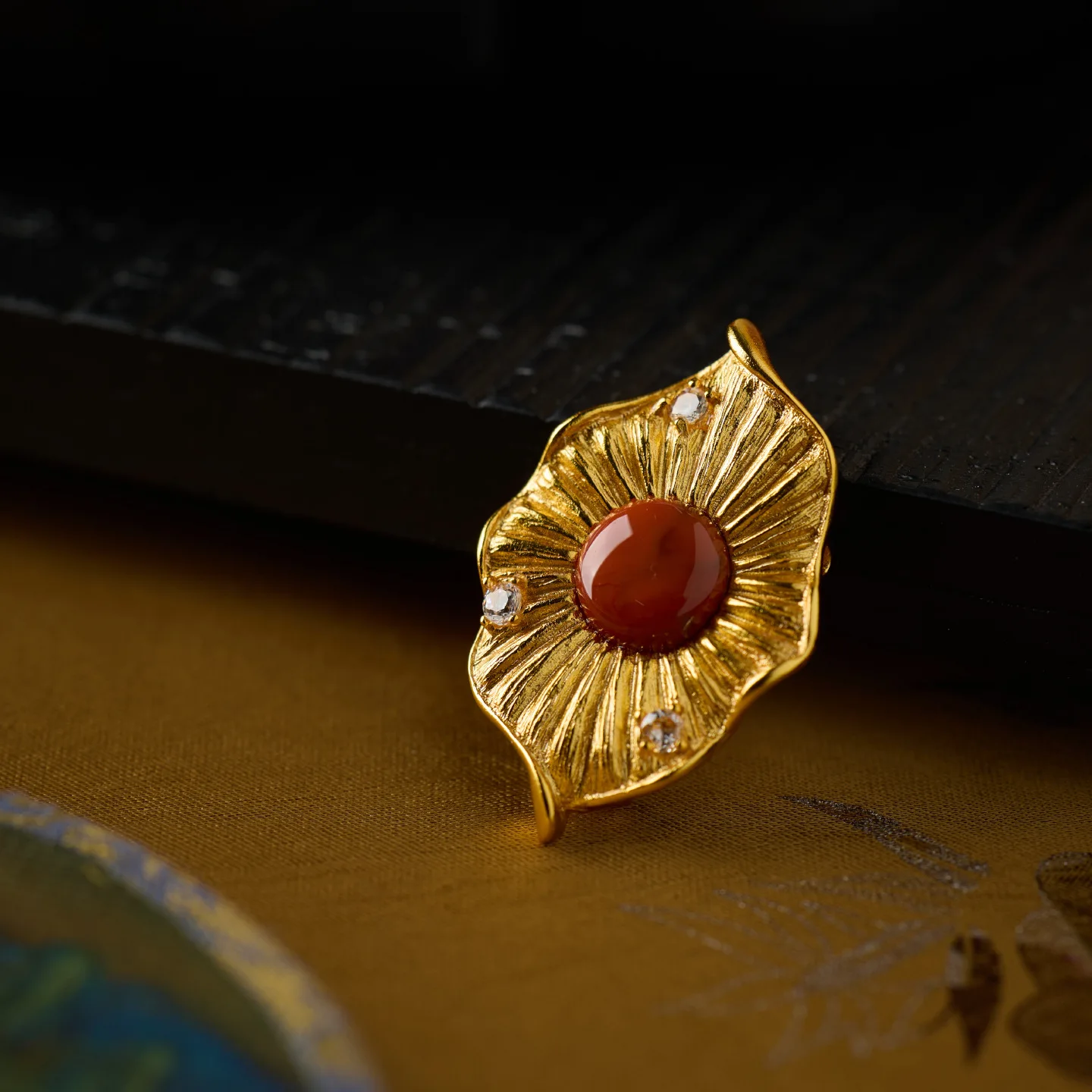 Natural Red Agate Brooch, Hand‑Textured Dual‑use Brooch & Pendant Elegant Luxury Jewelry Gift for Women Daily Banquet