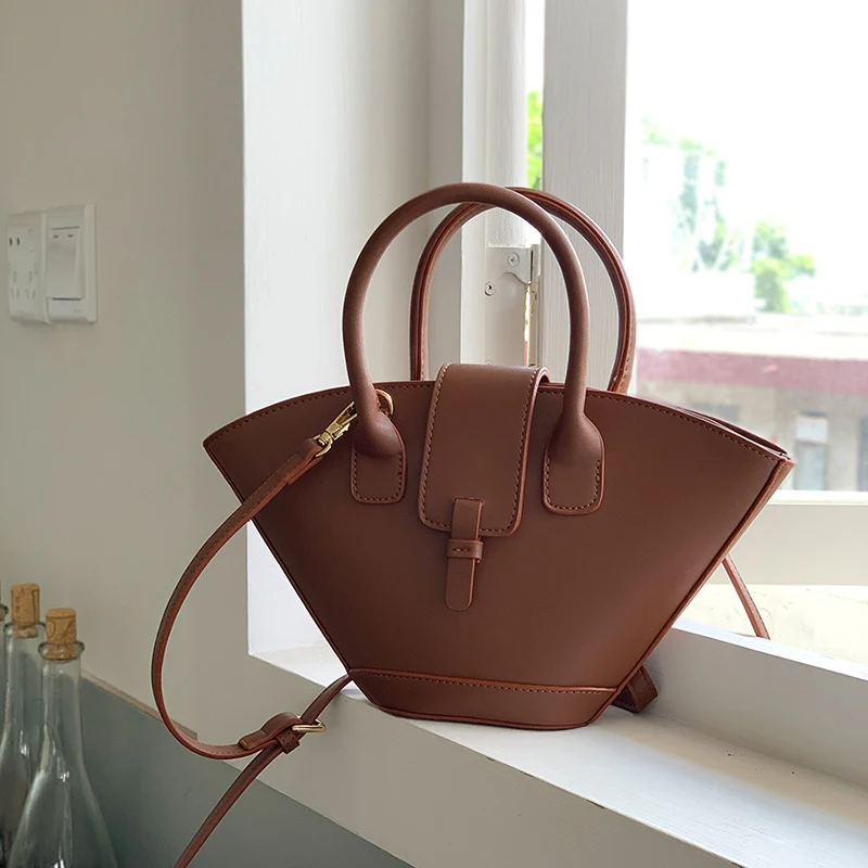 Women's new hand-held wing bag fashionable high-end vegetable basket bag simple crossbody bucket bag retro fan-shaped handbag
