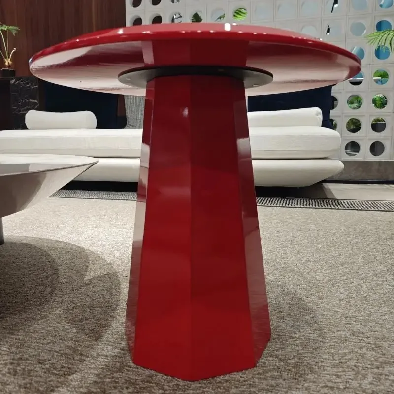 غرفة معيشة بأسلوب بسيط، طاولة مستديرة، طاولة جانبية للقهوة، غرفة فندق عائلية #5