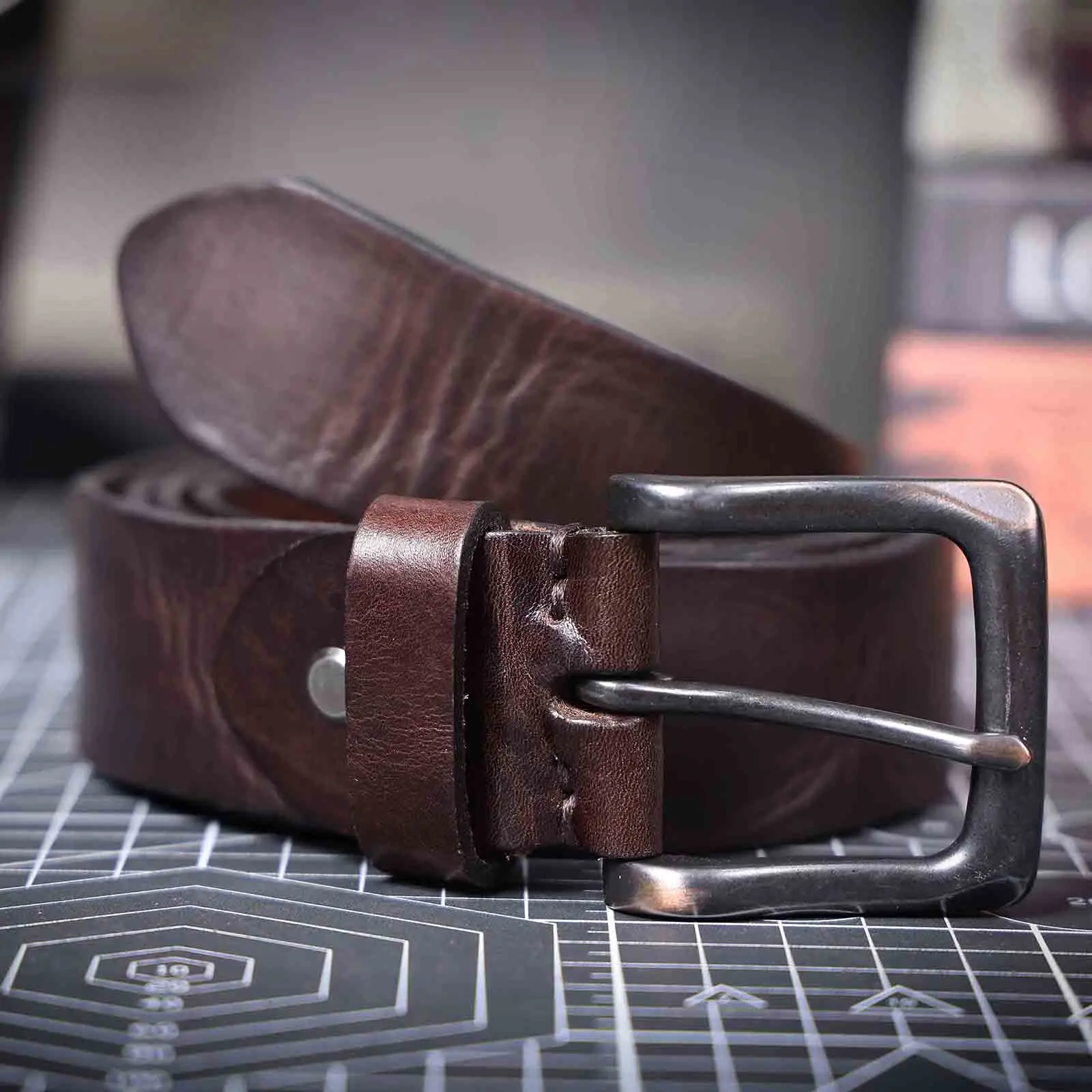 Vintage Echtleder Herren-Gürtel aus Rindsleder mit Dornschließe, Italienisches Verdicktes Leder mit Geschenkbox, Ideale Geschenkwahl – Detail 11