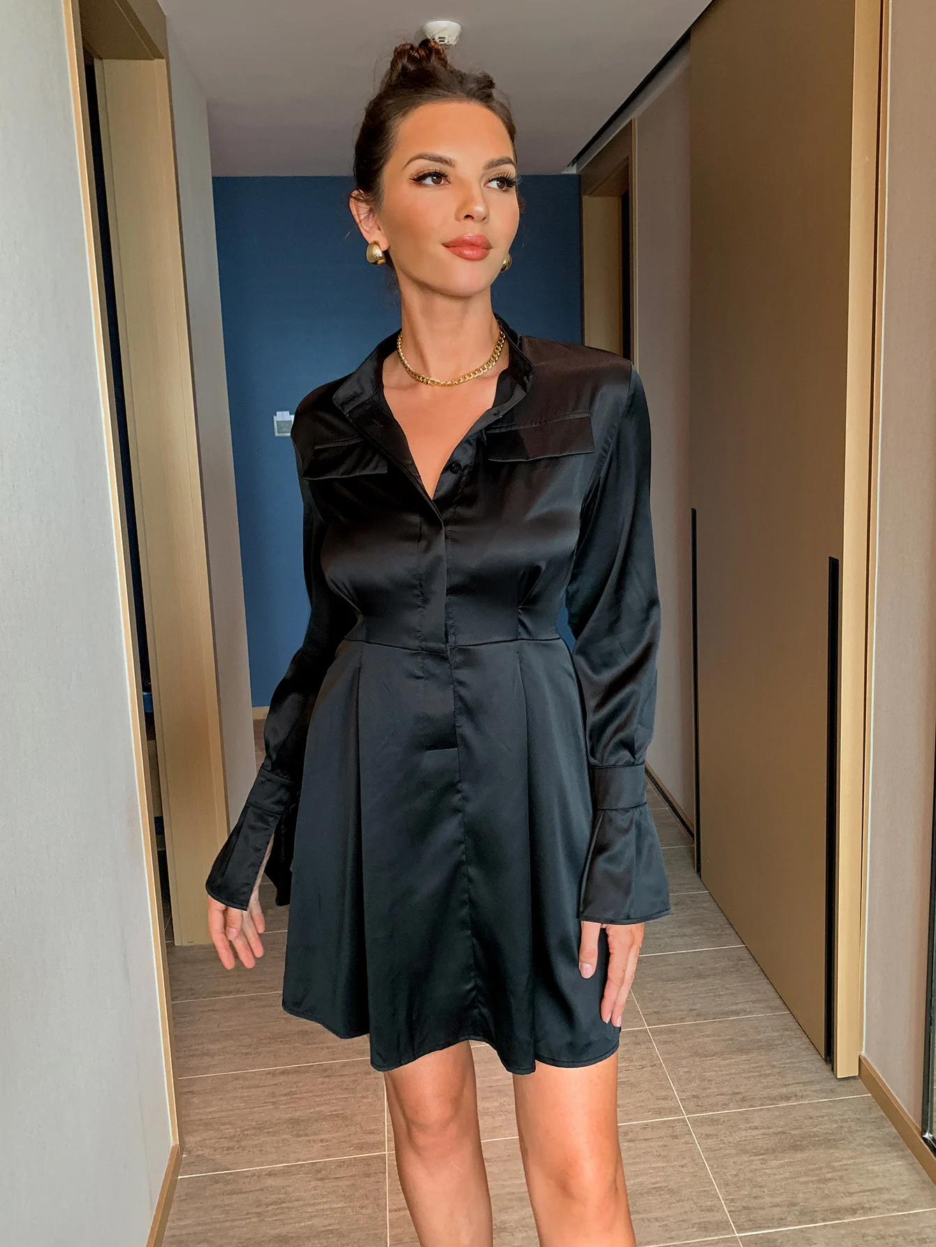 Abito camicia sexy in raso Mini abito a vita alta con maniche lunghe sul davanti e bottoni neri