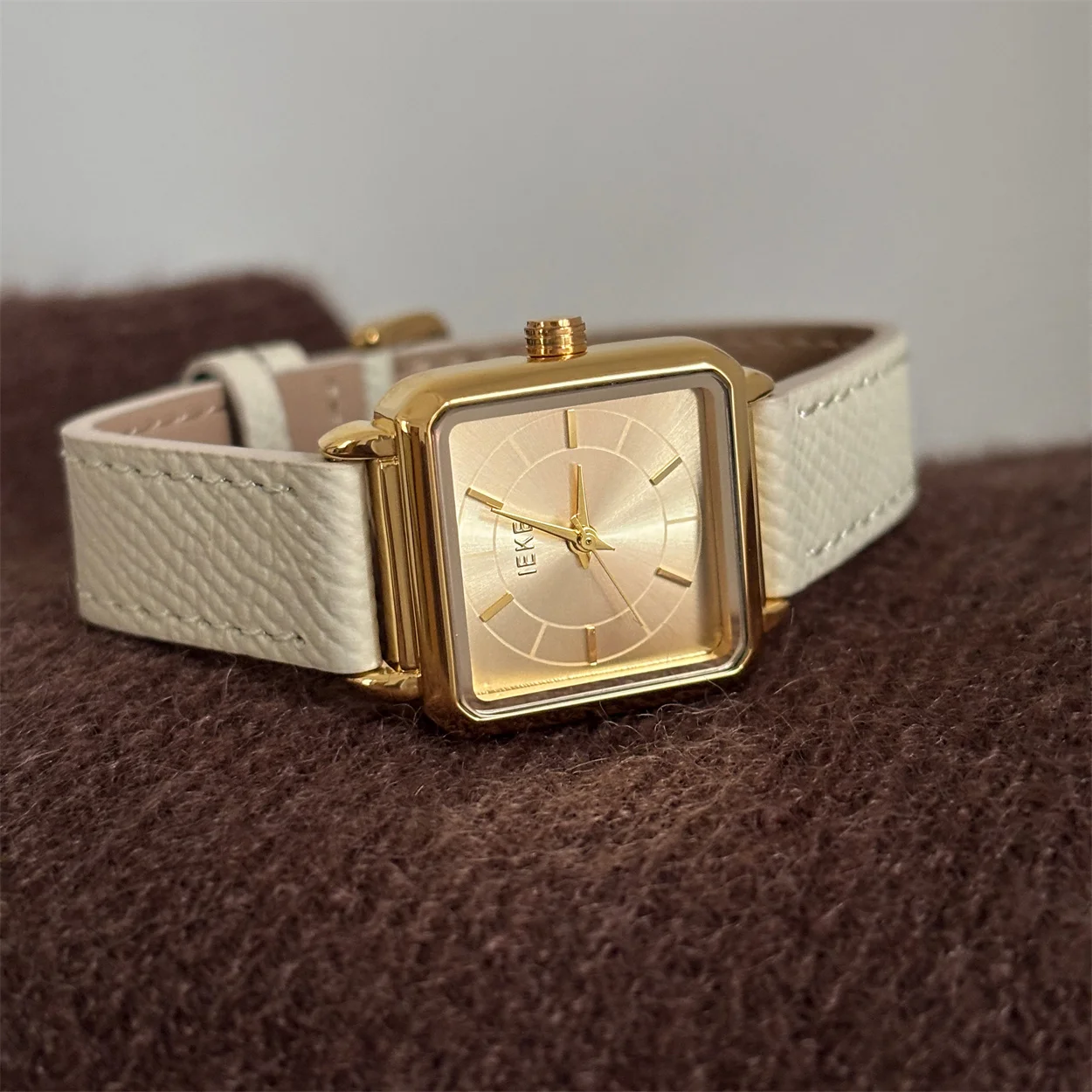 

High aesthetic square temperament, niche retro style belt watch, women's versatile white student mute belt watch