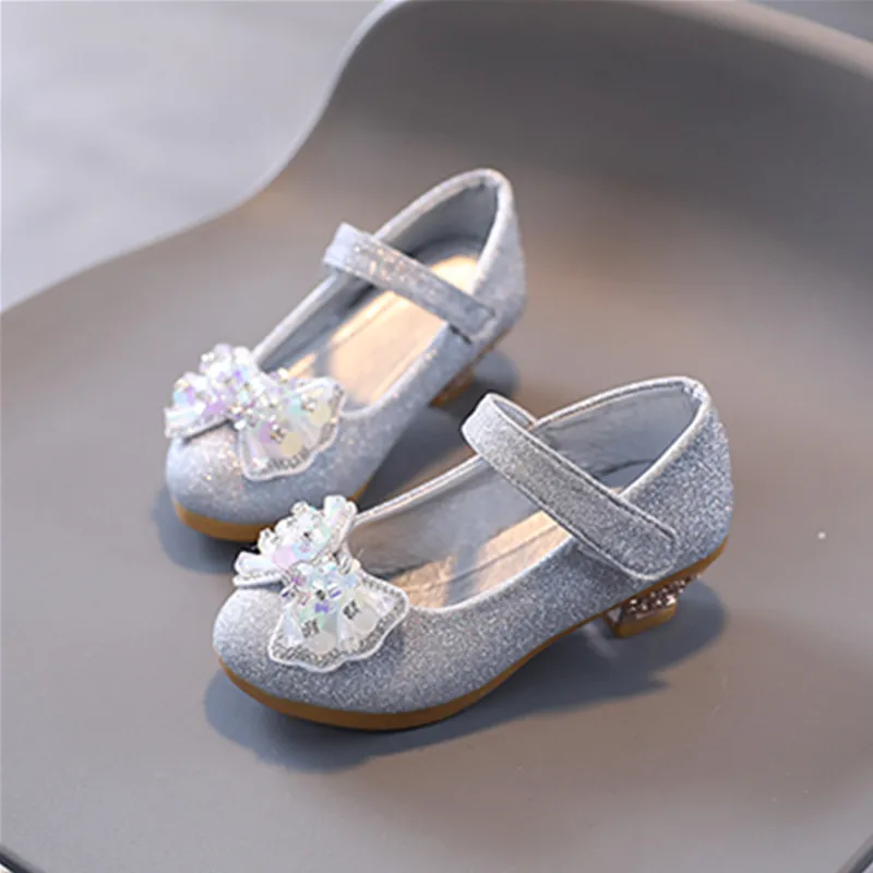 

Летние универсальные блестящие туфли со стразами для девочек, сандалии принцессы на низком каблуке с бантами для девочек, детская модная повседневная обувь для показа