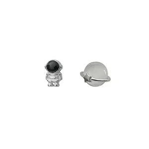 925 Sterling Silver Assimétrico Espaço Astronauta Planeta Stud Brincos para Mulheres, Simples Piercing Da Orelha Jóias, Presente Da Menina, Bonito 10 principais vendas brincos astronauta - №7