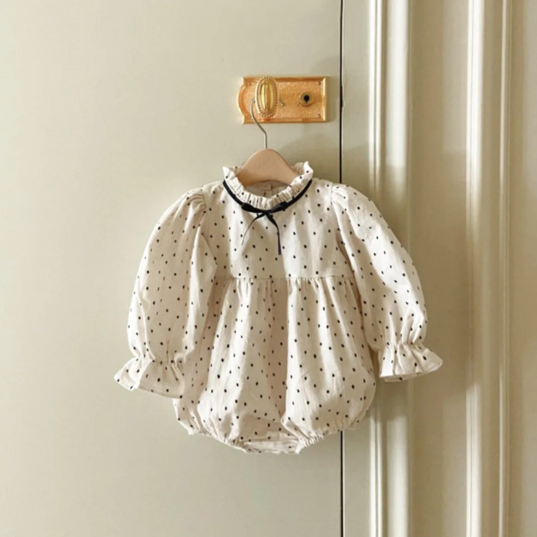 

2026 весеннее новое детское боди в горошек с длинными рукавами для девочек, милый комбинезон принцессы с бантом и кружевным воротником, хлопковая одежда для младенцев, От 0 до 24 месяцев