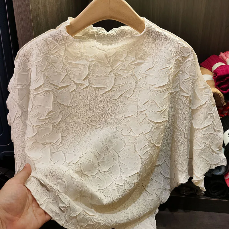 Miyake Pleats Summer New 2025 Embossed Tops Women Short Loose Fashion Design T-Shirt Pleats Bat Sleeve Niche Comfortable Casual
