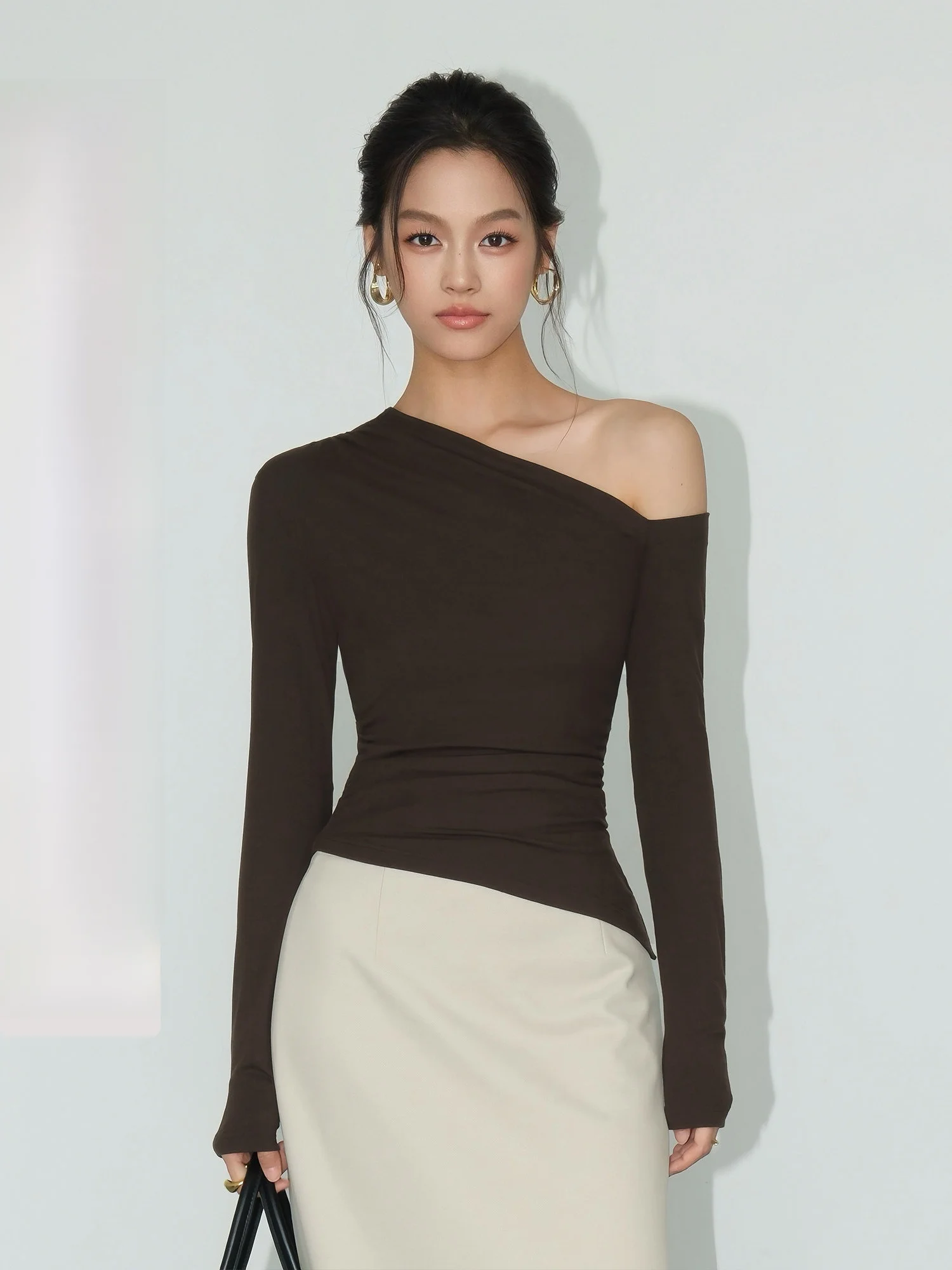 NEVA HU Coffee Color Knitted Shoulder Bared T-Shirt Women's Design Sensation Base Shirt Casual Style Long Sleeve Crew Neck
