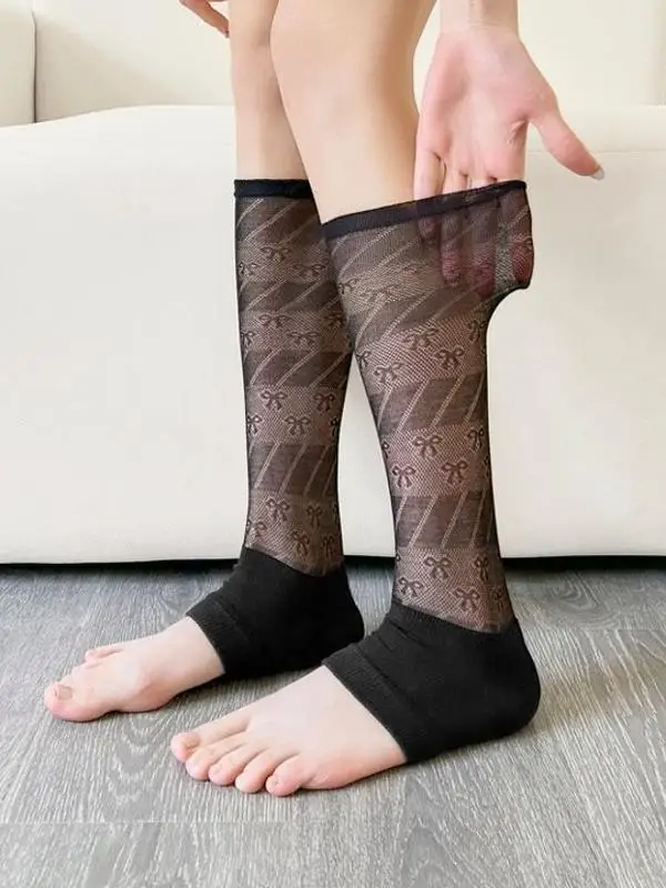 leggings-femininas-df-footl-com-estampa-fina-de-renda-floral-primaveril-e-detalhe-de-no-na-ponta-aberta-no-tornozelo