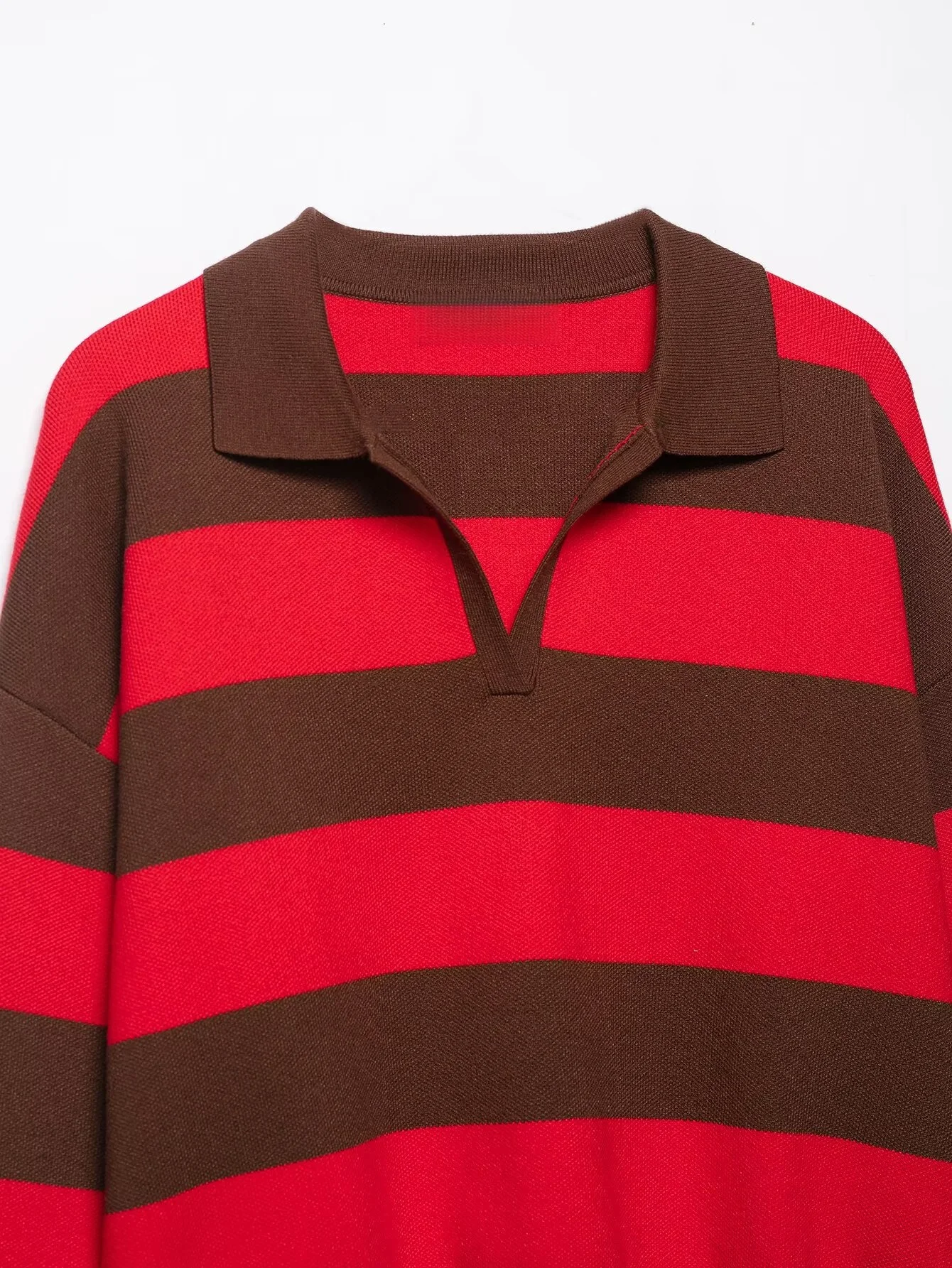 سترة نسائية غير رسمية جديدة لخريف 2025 بألوان متباينة بسيطة وياقة بولو مخططة وأكمام طويلة