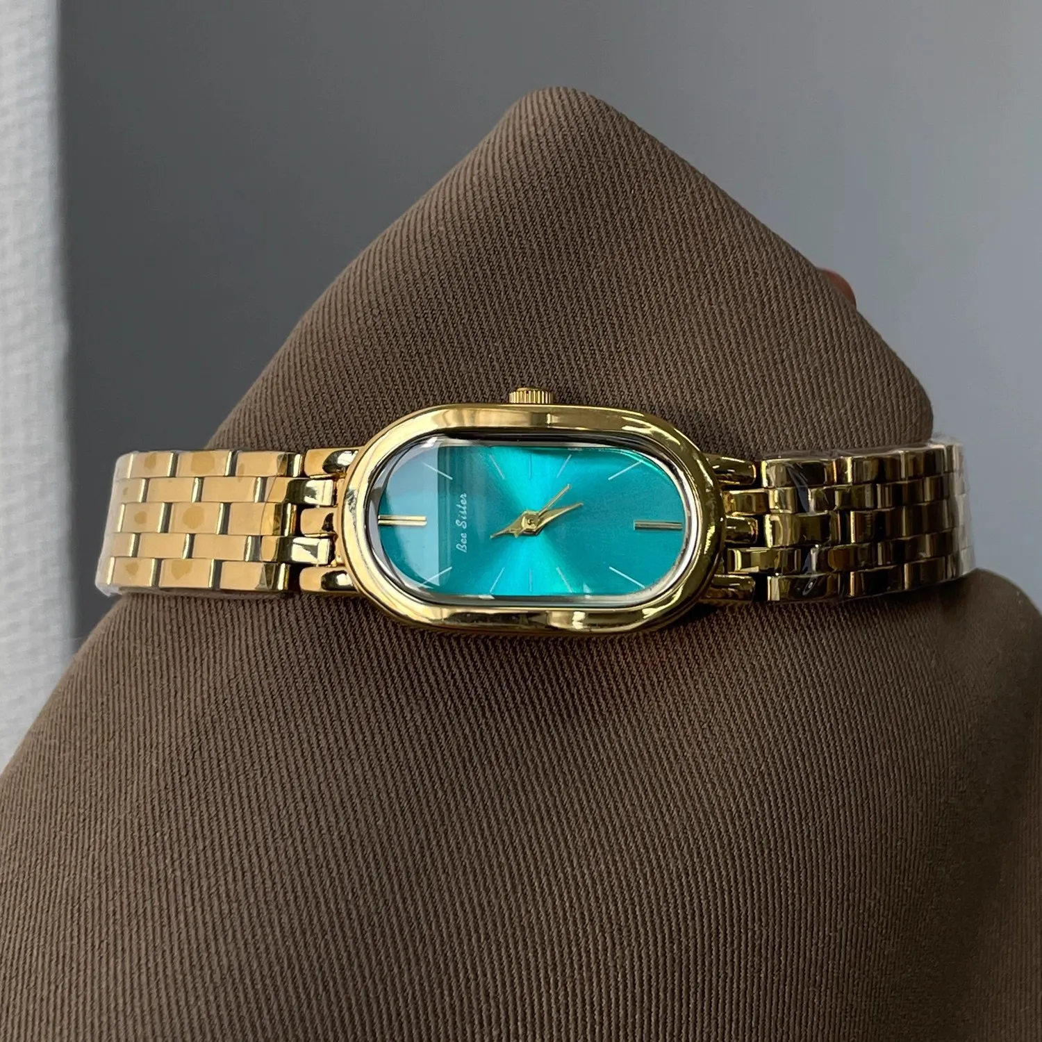 Retro Style, Elegant And Beautiful Watch For Women Quartz Movement. A Perfect Gift For Your GirlfriendStylish Quartz Wristwatch.