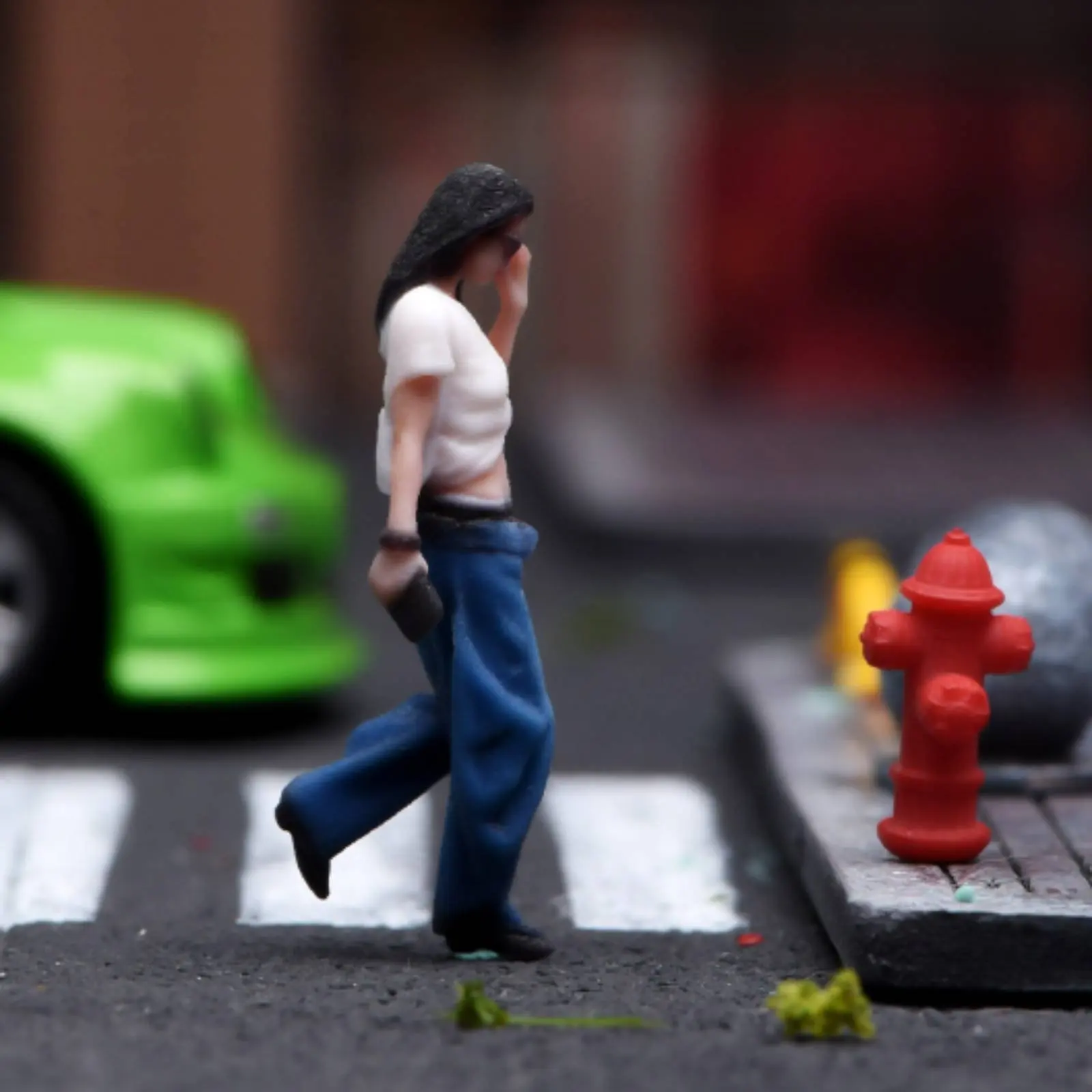 Approximately 1:64 Scale Female Figure Highly Detailed Painted Car Scene Figure Model Accessory for Hobbyists