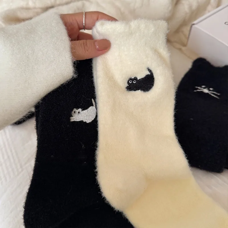 Kawaii kot przytulne włochate aksamitne skarpety damskie jesienno-zimowe zagęszczone pluszowe ciepłe skarpetki do spania miękkie wygodne skarpety do połowy łydki